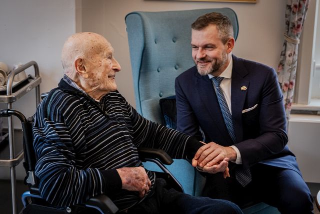 Pellegrini navštívil 105-ročného „otca Slovákov v Írsku“ Veselského, priniesol mu darček z obľúbeného klubu (video+foto)
