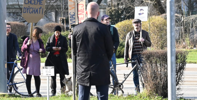 Ministrov vítali na výjazdovom rokovaní v Košiciach protestujúci. Nespokojnosť prišli ľudia vyjadriť aj v Michalovciach (video+foto)