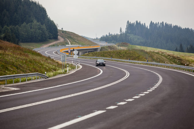 Doprava na diaľnici D2 v smere na Českú republiku je obmedzená, dôvodom je vyťahovanie motorového vozidla