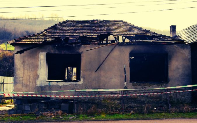 Škody vzniknuté pri požiari rodinného domu v Hodejove vyčíslili na 15-tisíc, polícia začala trestné stíhanie (foto)