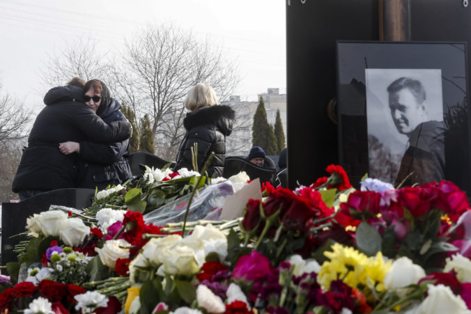 Matka a svokra Alexeja Navaľného prišli položiť kvety na jeho hrob, polícia kontroluje situáciu na cintoríne