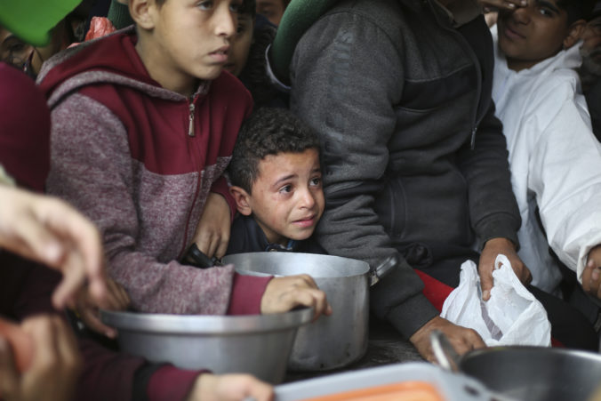 USA začnú zhadzovať humanitárnu pomoc do Pásma Gazy, uviedol Biden