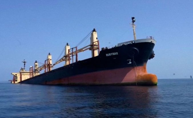 V Červenom mori sa potopila nákladná loď, ktorú prednedávnom napadli jemenskí povstalci húsíovia
