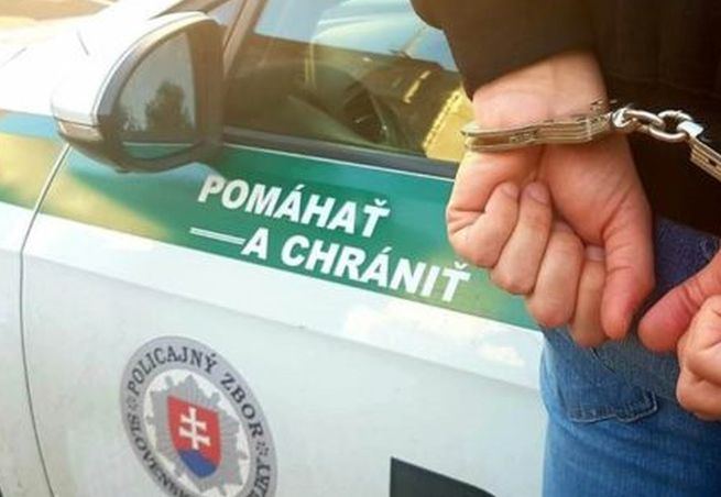 Agresívny ozbrojený muž v centre Bratislava napádal ľudí, policajti ho spacifikovali