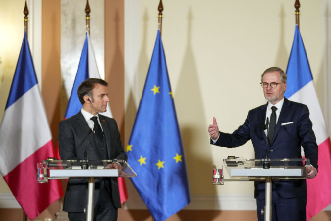 Macron počas návštevy Prahy vyzval západných spojencov, aby neboli „zbabelci“ (foto)