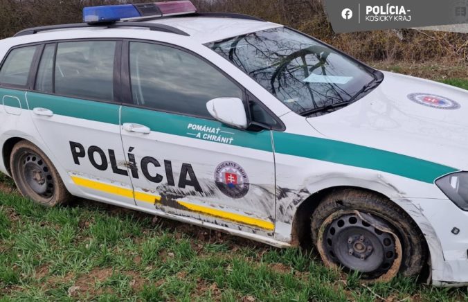 Policajná naháňačka pri Trebišove: Vodič odstavil auto v poli a so slovami „ja sa ulapiť nedám“ ušiel z miesta