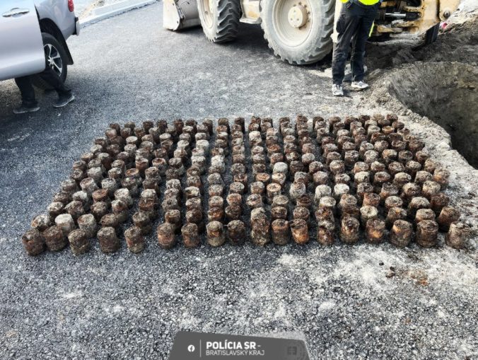 Pri výkopových prácach v Petržalke našli stovky kusov vojenskej munície (foto)