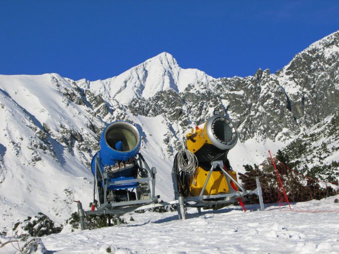 Najväčšie lyžiarske strediská v Tatrách opäť zasnežovali, na zjazdovky sa môže vybrať viac ľudí