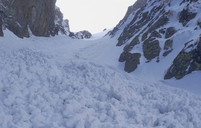 Vo vysokých Tatrách padli tri lavíny, zasahovali horskí aj leteckí záchranári (foto)