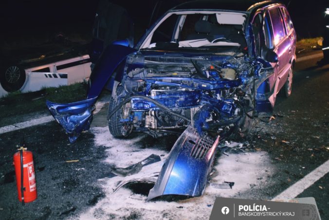 Pri Lučenci sa v noci zrazili dve osobné vozidlá, zranenia utrpela spolujazdkyňa aj vodič jedného z áut (foto)