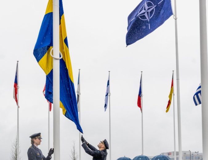 Pred sídlom NATO vyvesili švédsku vlajku. Členstvo je jedinou rozumnou voľbou, vyhlásil Stoltenberg