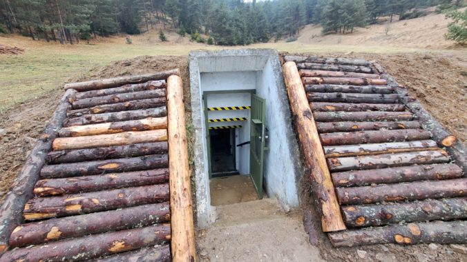 Vojenský bunker v Spišskej Novej Vsi láka desiatky turistov, vznikla v ňom aj mini expozícia (video+foto)