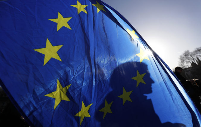 Europoslanci žiadajú prísnejšie pravidlá Únie na zníženie odpadu z textilu a potravín