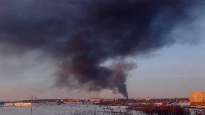 Ruským mestom Riazaň otriasli výbuchy, v plameňoch sa ocitla ropná rafinéria (video)