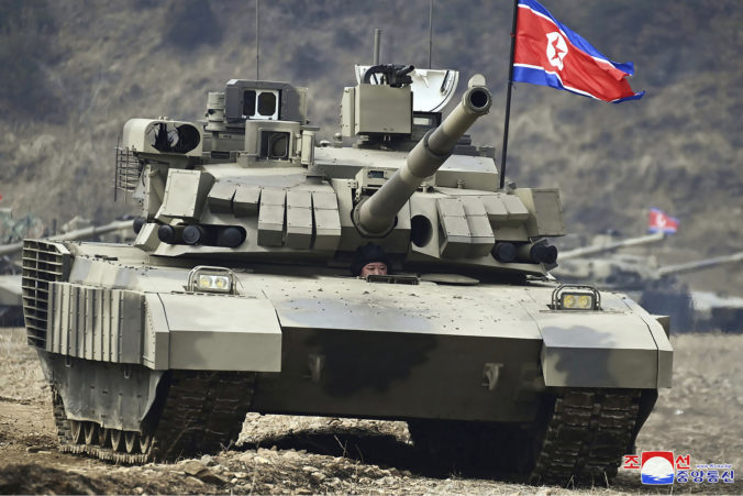 Kim Čong-un sám riadil nový tank počas vojenského cvičenia, vyzval na lepšiu pripravenosť na vojnu (video+foto)