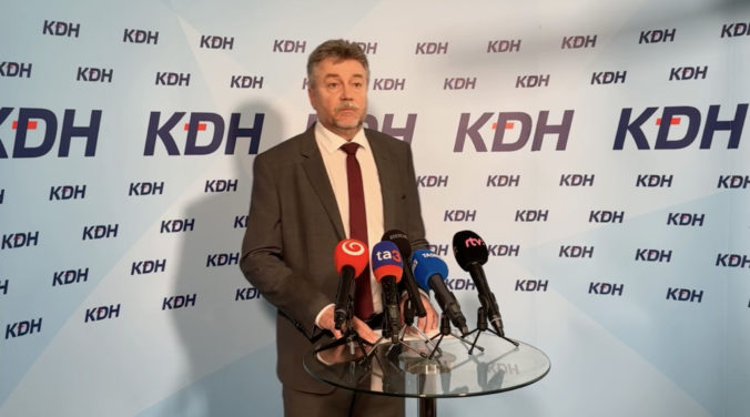 Nový návrh zákona o Slovenskej televízii a rozhlase je typický pre nedemokratické režimy, kritizuje KDH (video)