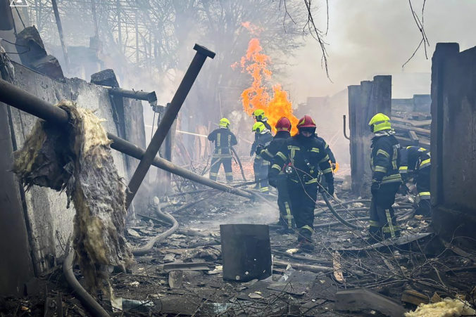 Ruský raketový útok na Odesu si vyžiadal 14 mŕtvych a desiatky zranených, medzi obeťami sú aj záchranári (foto)