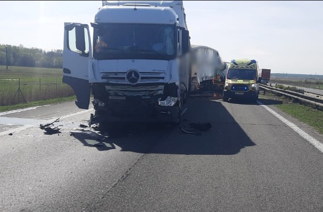 Diaľnica D2 v smere z Bratislavy do Lozorna je pre nehodu uzavretá, zrazili sa tam tri nákladné vozidlá (foto)