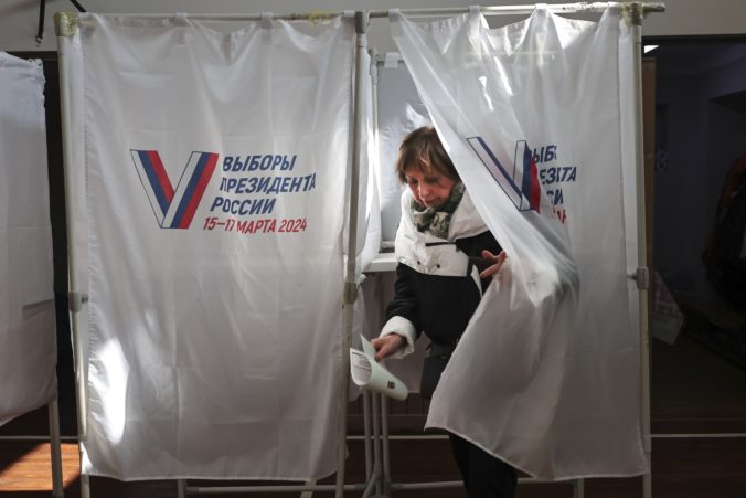 Počas volieb v Rusku kontrolovali voličom hlasovacie lístky, niektoré však napriek tomu obsahovali slová ako „vrah“ či „čaká ťa Haag“