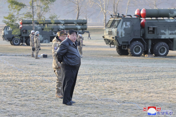 Kim Čong-un dozeral na test salvových raketometov, niektoré dokážu uniesť aj taktické jadrové hlavice (video)