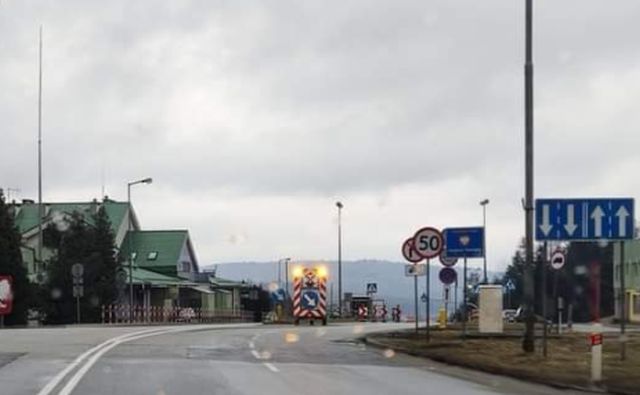Na hraničnom priechode Vyšný Komárnik – Barwinek sa tvoria kolóny kamiónov, podľa polície majú niekoľko kilometrov