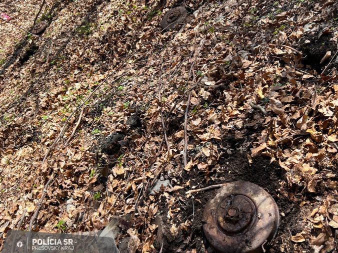 Muž našiel v lese tri protitankové míny, muníciu zneškodnil pyrotechnik (foto)