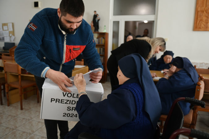 Volebné právo si uplatnili aj „vincentky“ z Belušských Slatín, prenosnú volebnú schránku využilo štrnásť žien