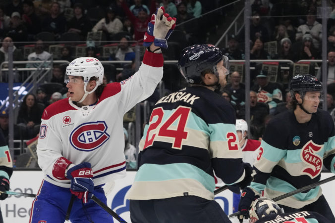 Slafkovský vyrovnal tínedžerský rekord v Canadiens, bodoval aj Nemec (video)