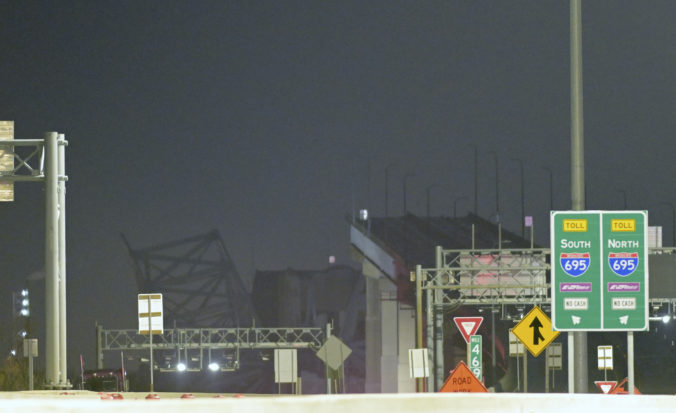 V Baltimore sa zrútil cestný most, do jedného z pilierov narazila nákladná loď (video+foto)
