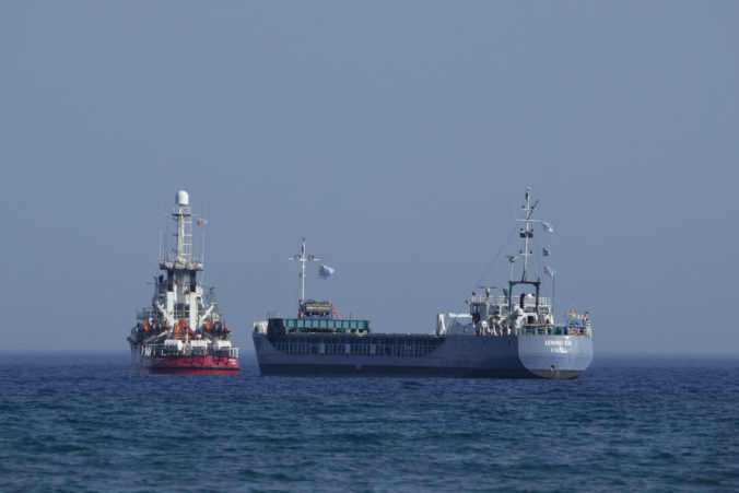 Konvoj lodí so 400 tonami humanitárnej pomoci vyplával z Cypru k Pásmu Gazy, organizácie sa snažia zabrániť hladomoru