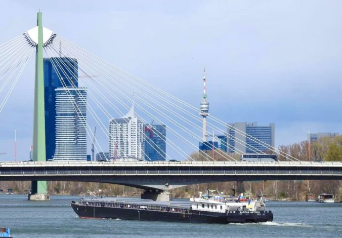 Výletná loď na Dunaji v Rakúsku narazila do steny plavebnej komory, zranilo sa 17 pasažierov