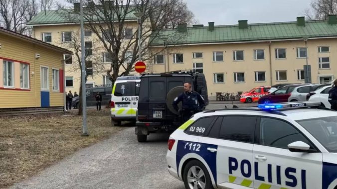 Na základnej škole vo Fínsku sa strieľalo, hlásia zranených
