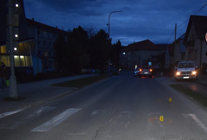 Staršia vodička v Starej Ľubovni zrazila na prechode 85-ročnú dôchodkyňu, následne jej auto ešte prešlo po nohe (foto)