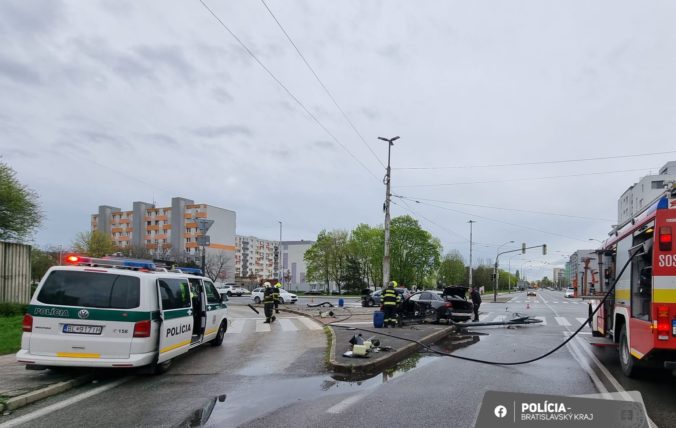 Vo Vrakuni sa zrazili tri autá. V jednom z nich boli tri deti, skončili v nemocnoci (foto)