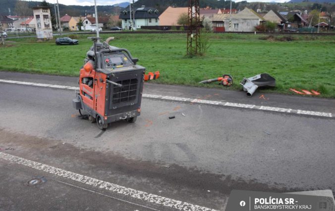 Pri Slovenskej Ľupči zachytila dodávka frézu na ceste, dvaja cestári skončili v nemocnici