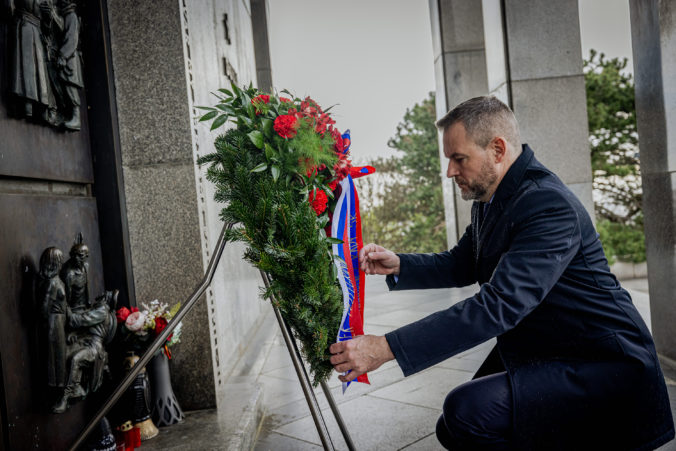 Pellegrini položil veniec k vojnovému pamätníku na Slavíne (foto)