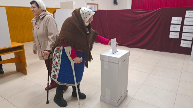 Obyvatelia goralskej obce Lendak volia tradične v krojoch a rovno na ceste z kostola (video+foto)