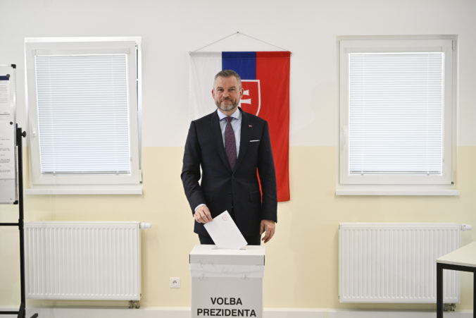 Pellegrini odovzdal svoj hlas, voliť by podľa neho mali ísť všetci bez ohľadu na politickú preferenciu (video)