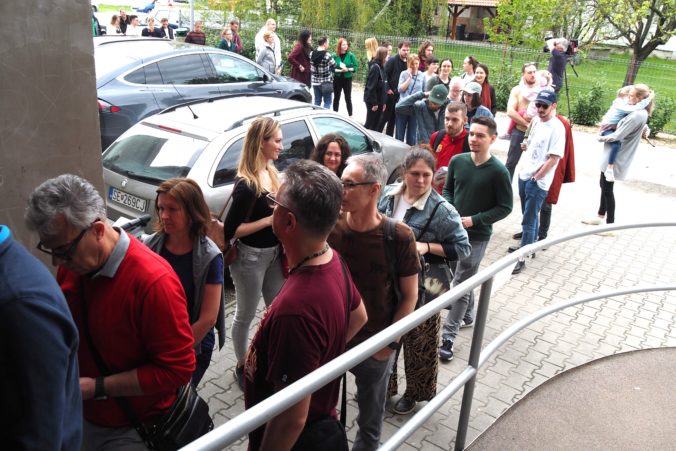 V Kútoch sa pred volebnými miestnosťami čakalo v zástupoch, prišli voliči z Českej republiky (video+foto)