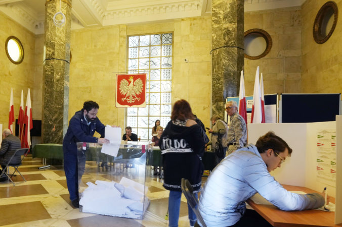 Občania v Poľsku si volia starostov a členov zastupiteľstiev, komunálne voľby predstavujú test Tuskovej vlády