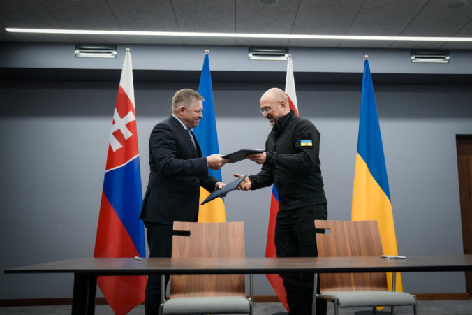 Ficova vláda sa v Michaloviciach stretne s ukrajinským kabinetom, riešiť budú spoluprácu pri odmínovaní aj dopravné prepojenia