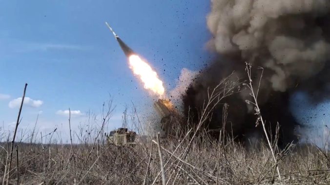 Ruská armáda zvyšuje tlak na vyčerpané ukrajinské sily, využíva viac satelitne navádzané bomby