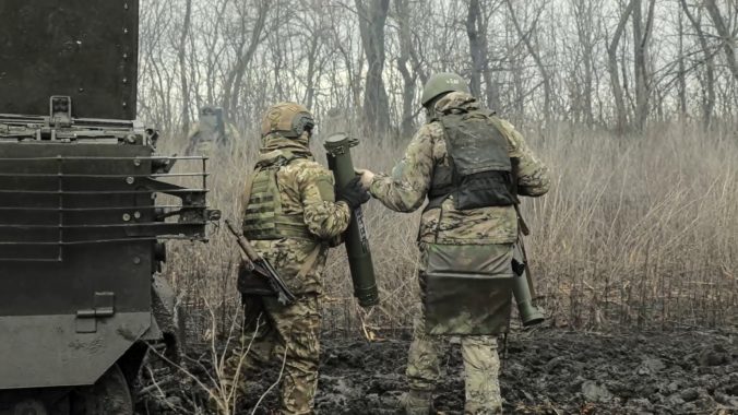 Za uplynulý deň prišlo Rusko na Ukrajine o takmer tisíc vojakov, stratilo aj veľa techniky