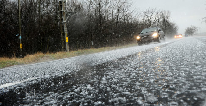 Západ Česka zasiahlo husté sneženie a spôsobilo kalamitu, počasie narobilo problémy v doprave