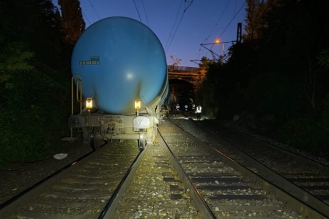 Žena sa postavila pred idúci vlak, rušňovodič už stretu nedokázal zabrániť (foto)