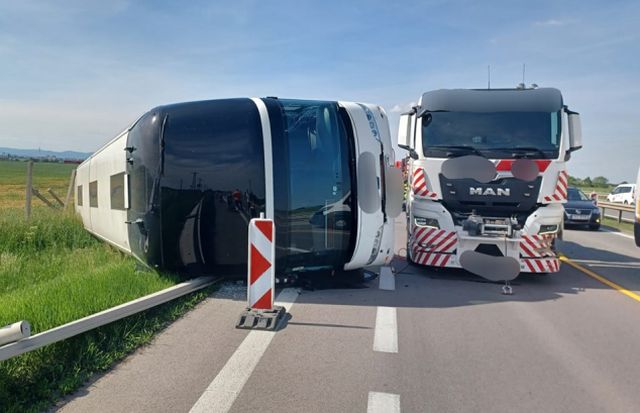 Na R1 za Trnavou sa prevrátil autobus, jeden jazdný pruh je neprejazdný (foto)