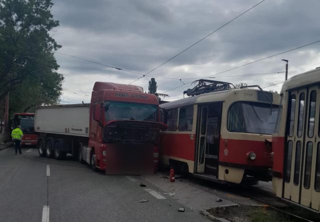 V Bratislave sa zrazila električka s kamiónom, na hlavnom ťahu sa tvoria kolóny (foto)