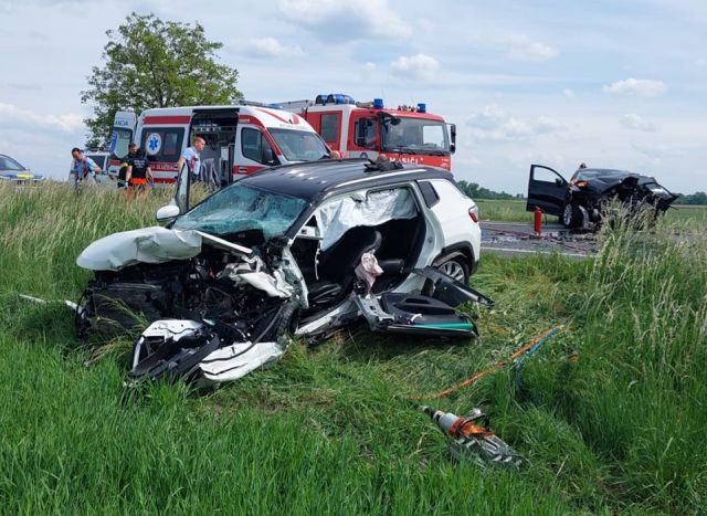 Dve autá sa čelne zrazili neďaleko obce Vieska, tragickú nehodu neprežil vodič Audi (foto)