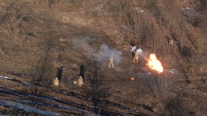 Ruská armáda stratila na Ukrajine ďalších takmer 1 300 vojakov, prišla aj o dva raketomety a lietadlo