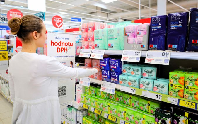 Tesco bojuje proti menštruačnej chudobe: odstrihlo hodnotu DPH z cien produktov dámskej hygieny
